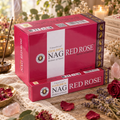Confezioni rosse di incenso Golden Nag Red Rose, con rose e petali su un tavolo in legno.