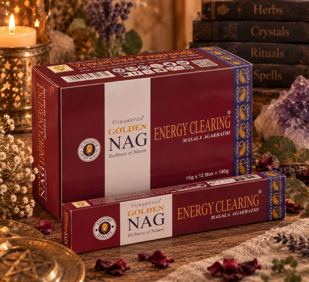 Confezioni bordeaux di incenso Golden Nag Energy Clearing, accanto a fiori secchi e ametista.