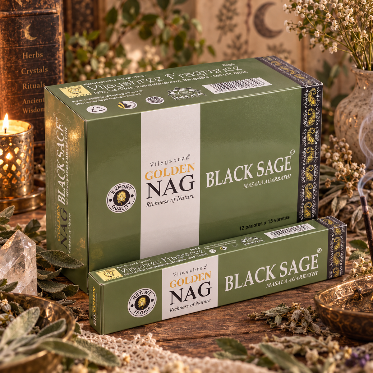 Confezioni verdi di incenso Golden Nag Black Sage, circondate da foglie e fiori secchi.