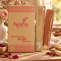 Incenso Ispalla Palo Santo e Rosa: confezioni con scritte rosse e bastoncini, tra rose e petali.