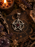 Piccolo pentacolo con zircone rosso - Argento 925