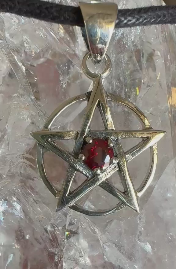 Piccolo pentacolo con zircone rosso - Argento 925